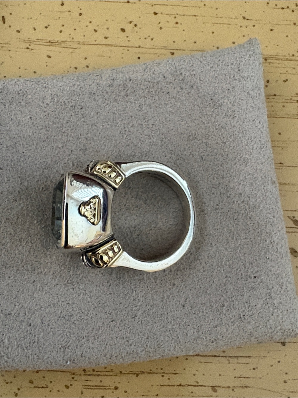 Lagos Ring with light Green Square Gemstone - Picture 5 of 8